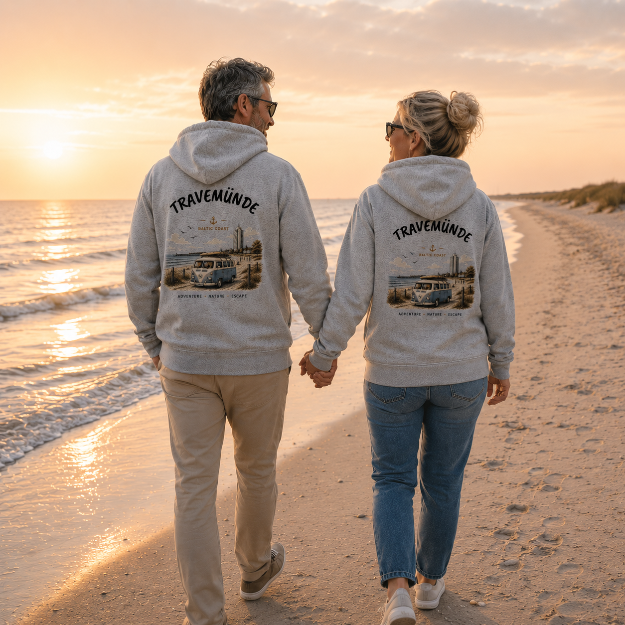 Travemünde Bulli Rückenprint – Bio Hoodie mit Küstenmotiv - Kapuzenpullover
