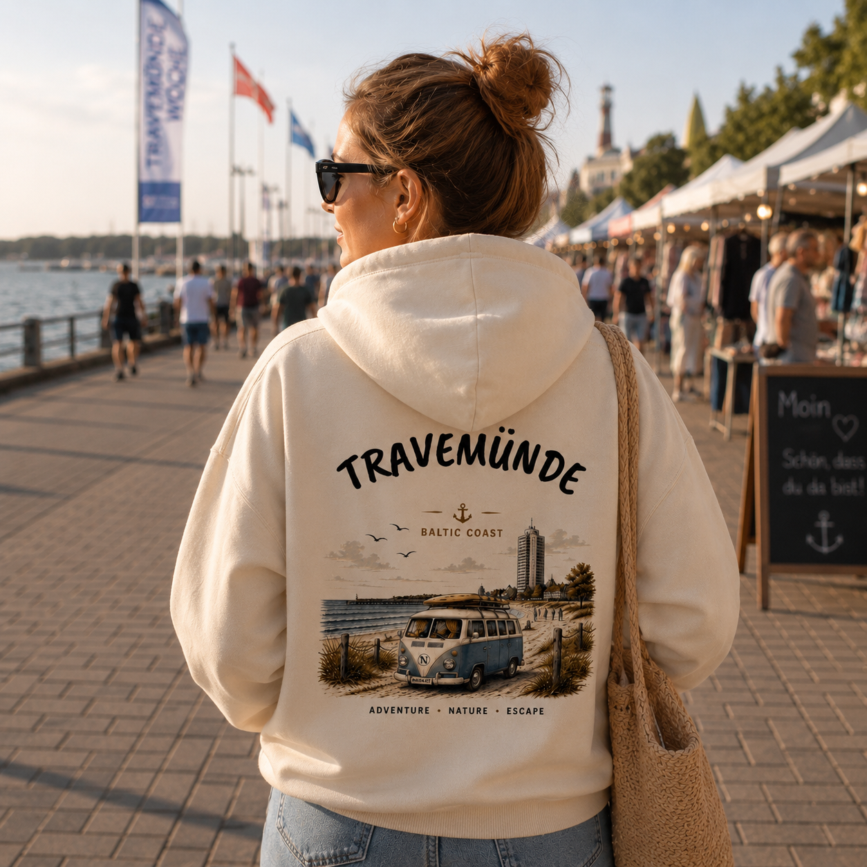 Travemünde Bulli Rückenprint – Bio Hoodie mit Küstenmotiv - Kapuzenpullover