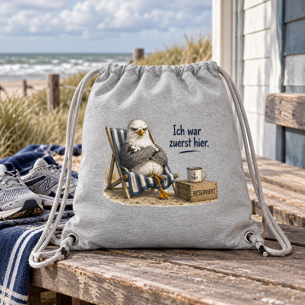 Graumelierter Gym-Bag mit Kordeln und Möwenmotiv Ich war zuerst hier auf einer Bank am Strand.