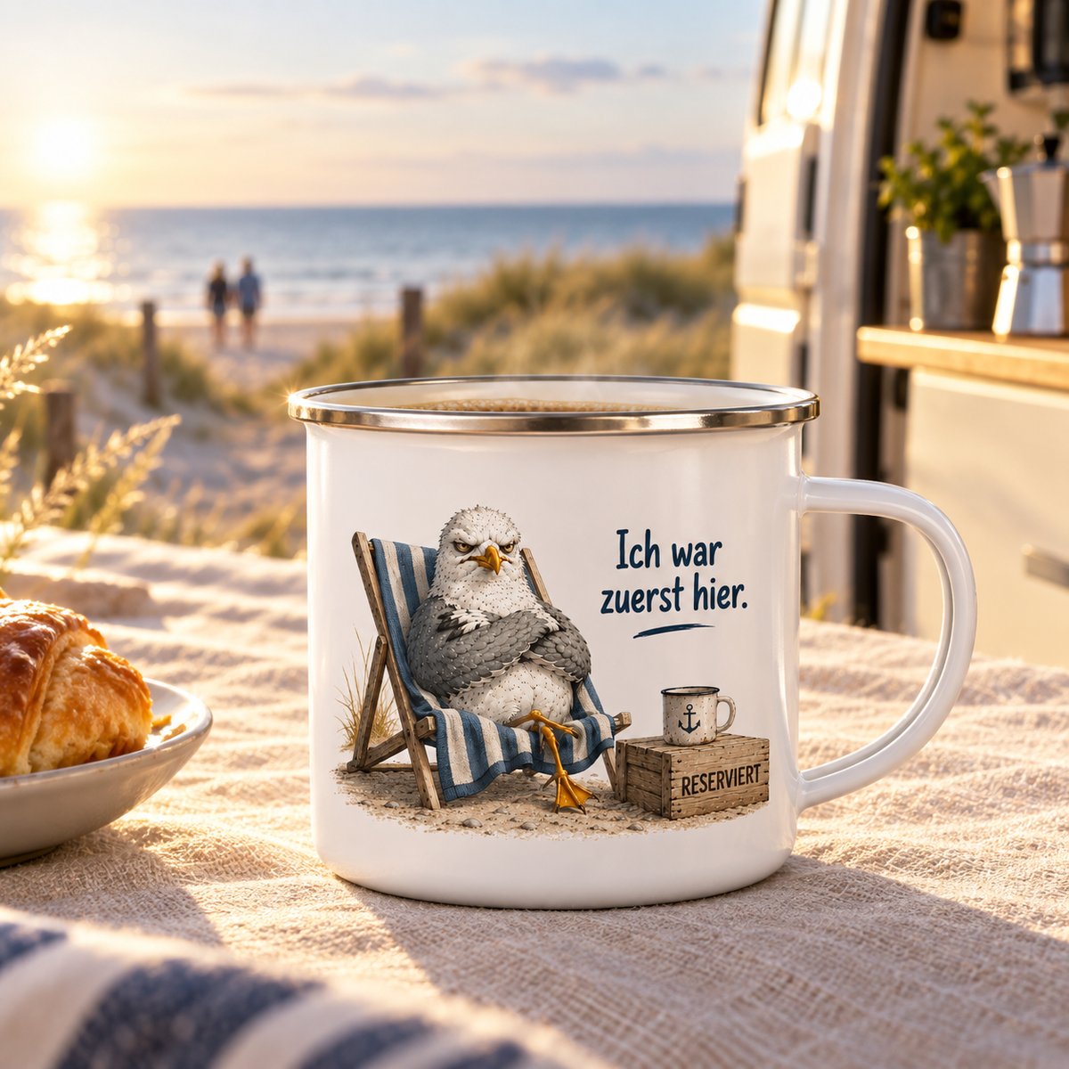 Weiße Emaille-Tasse mit Spruch Ich war zuerst hier beim Camping an der Ostseeküste