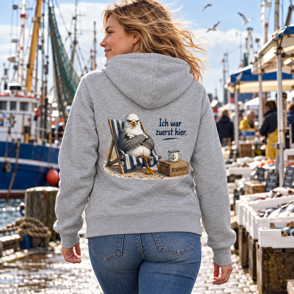 Graumelierte Kapuzenjacke mit Möwe Alpha und Schriftzug Ich war zuerst hier als Backprint am Fischereihafen.