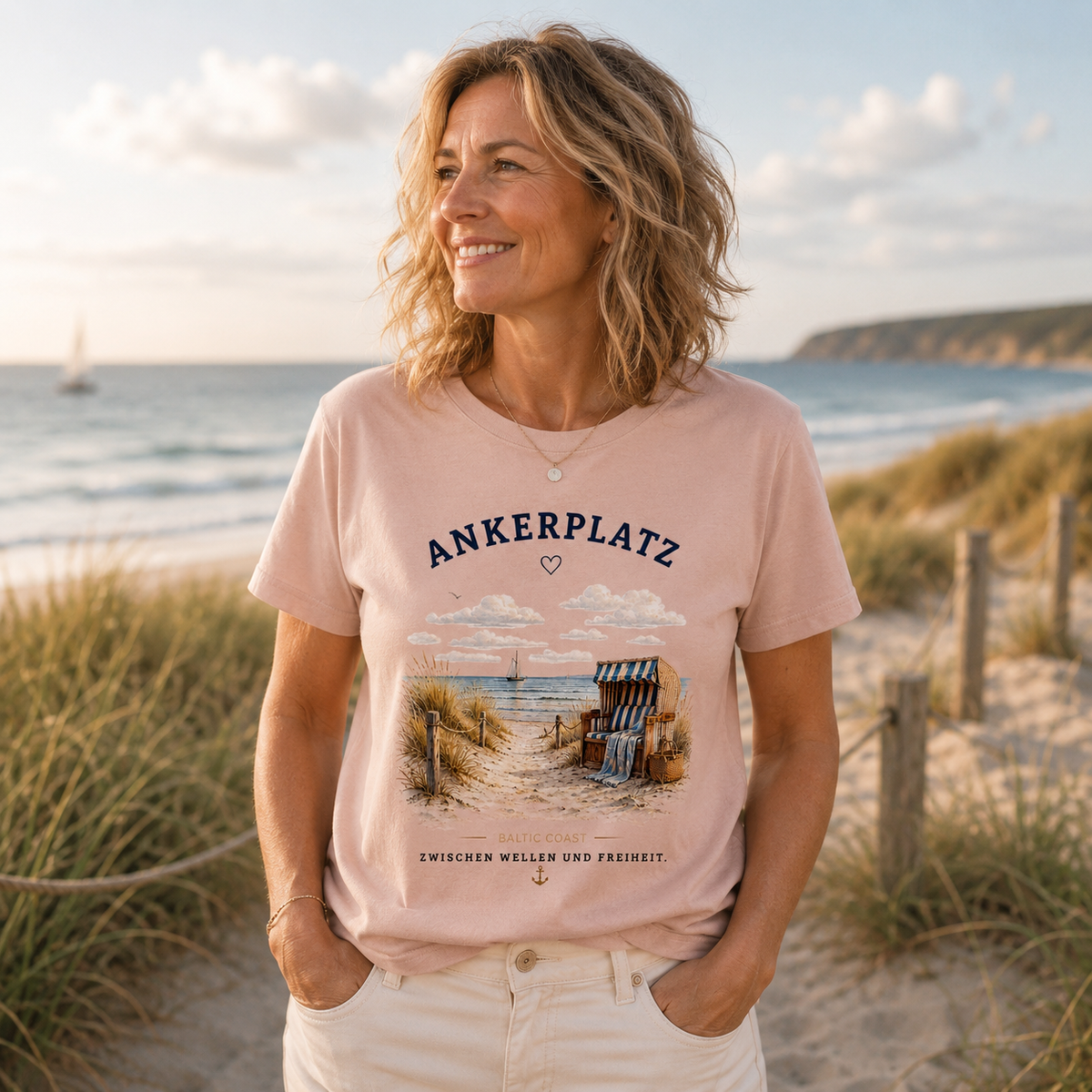 Frau im Nomavé Ankerplatz T-Shirt mit Strandkorb-Motiv an der Ostseeküste