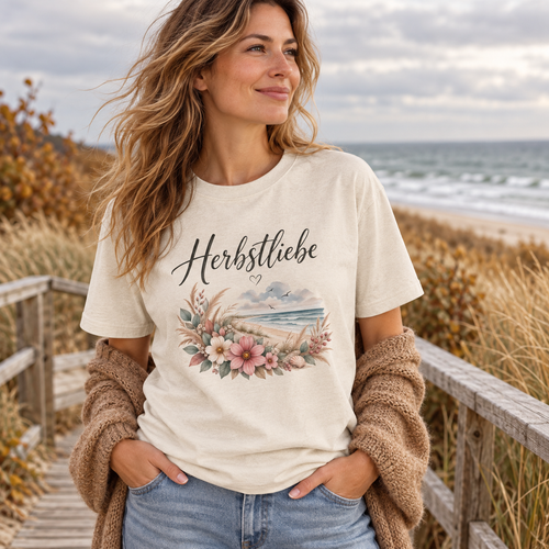 Frau im Autumn Coast Herbstliebe Bio-Heavy T-Shirt auf einem herbstlichen Küstensteg