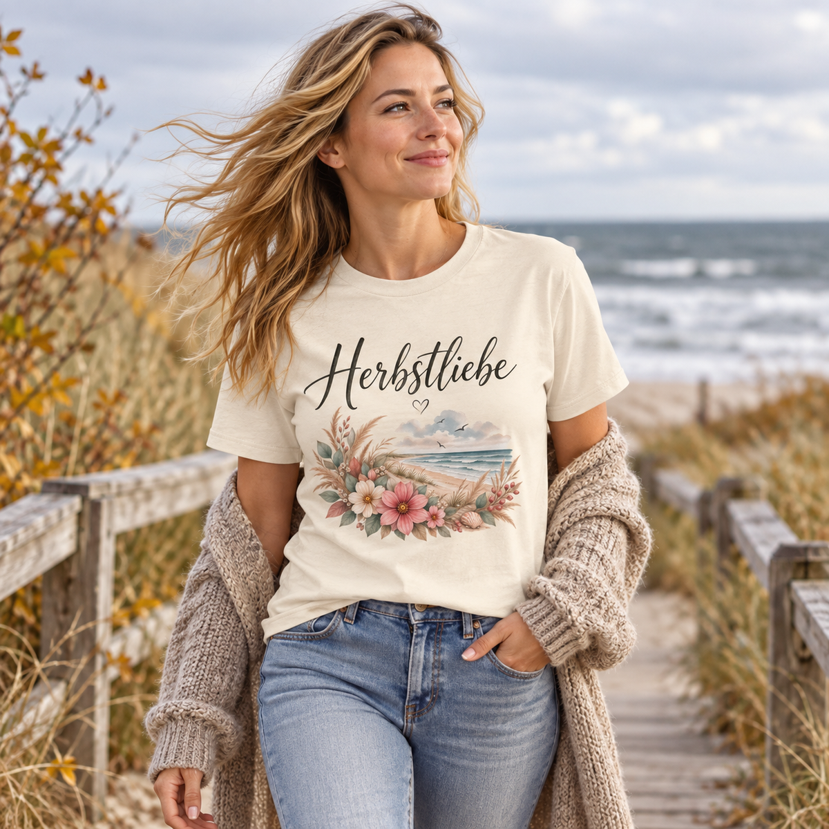 Frau im Autumn Coast Herbstliebe Bio T-Shirt auf einem herbstlichen Küstensteg