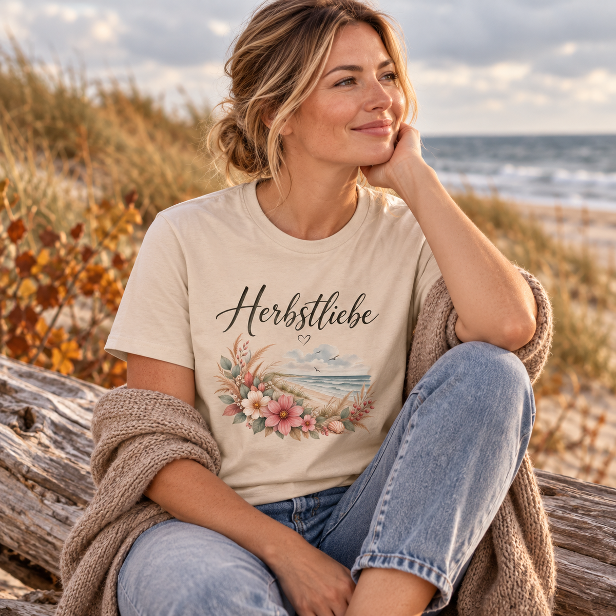 Frau im Autumn Coast Herbstliebe Essential T-Shirt an herbstlichen Dünen