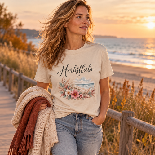 Frau im Autumn Coast Herbstliebe Essential T-Shirt auf herbstlicher Strandpromenade