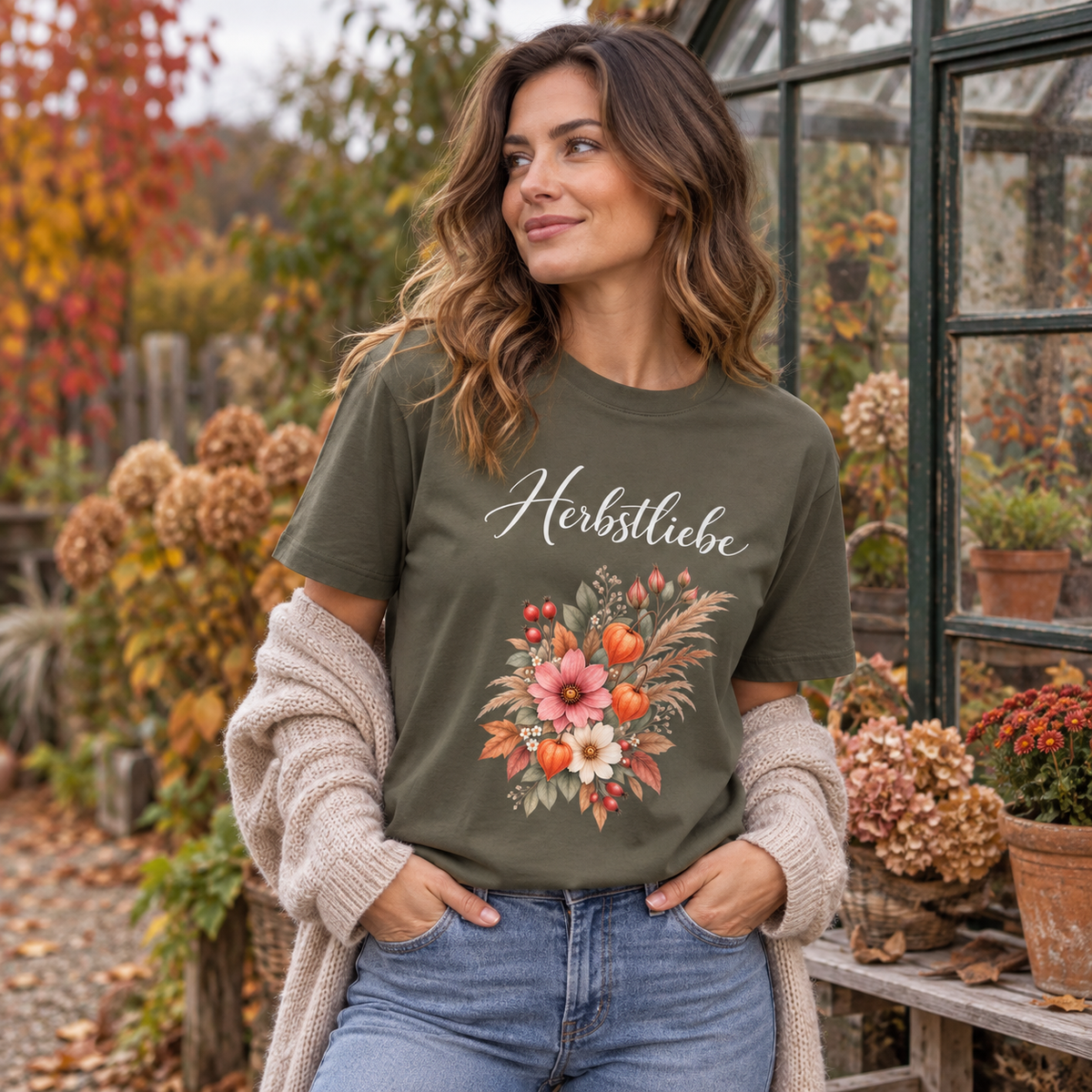Frau im Autumn Garden Dark Bio-Heavy T-Shirt an einem herbstlichen Gewächshaus
