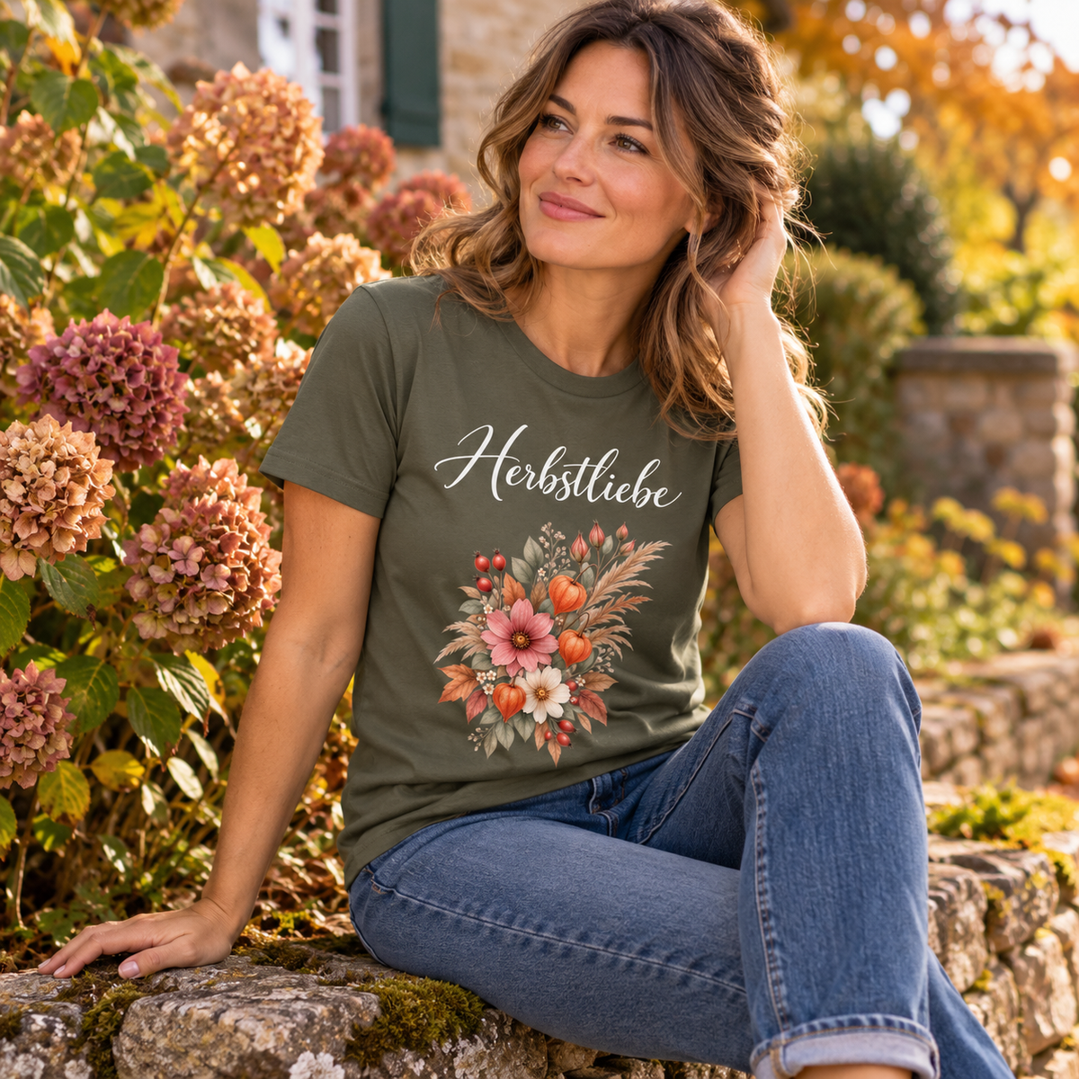 Frau im Autumn Garden Dark Bio T-Shirt an einer herbstlichen Gartenmauer
