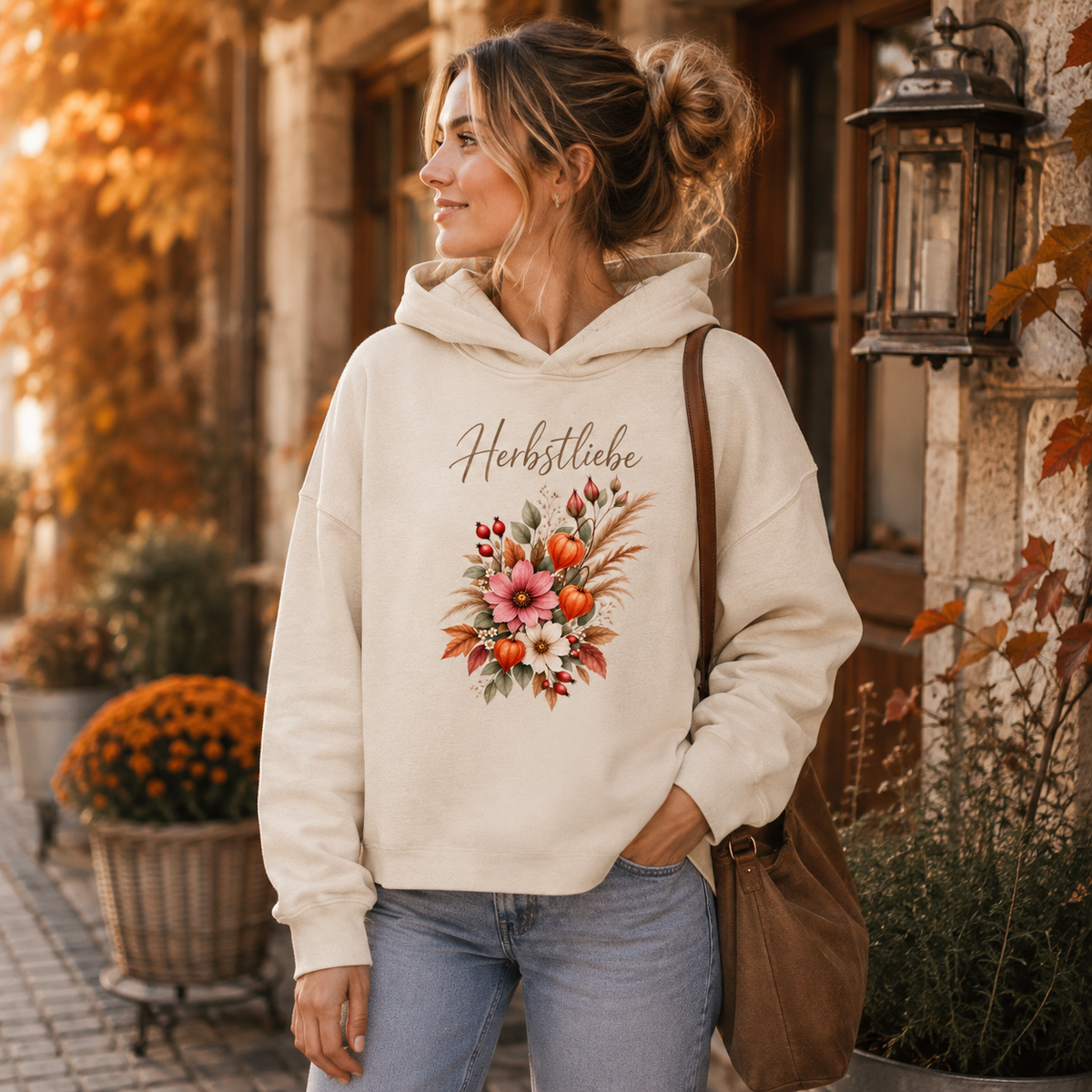 Frau trägt cremefarbenen Autumn Garden Herbstliebe Boxcut Hoodie mit floralem Herbstmotiv in herbstlicher Lifestyle-Szene