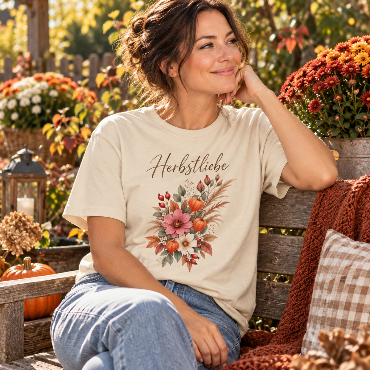 Frau im Autumn Garden Light Bio-Heavy T-Shirt auf einer herbstlichen Gartenbank