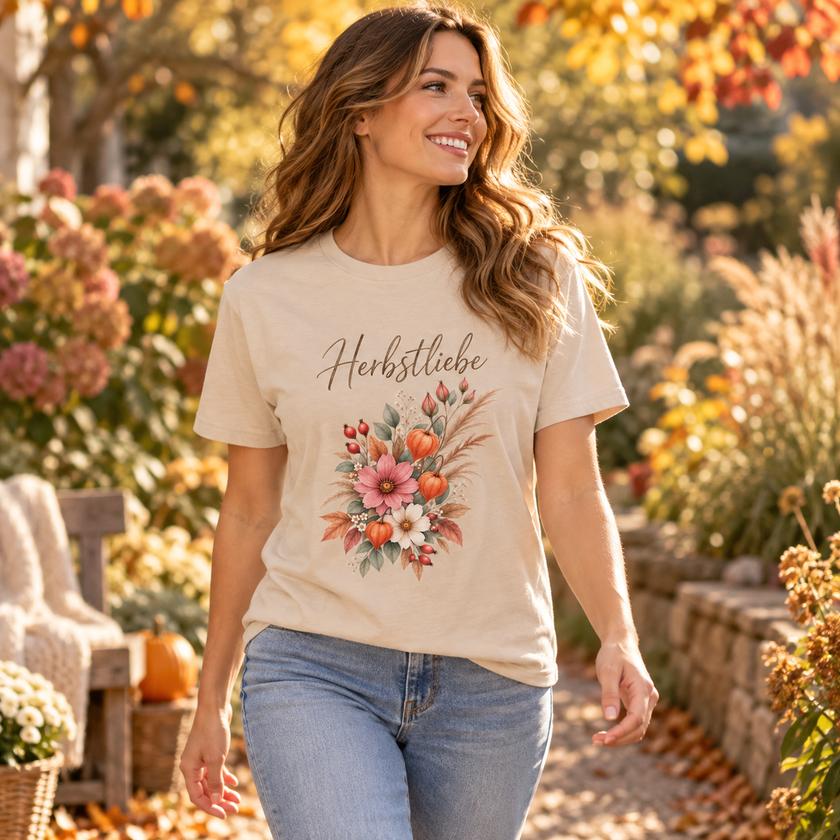 Frau im Autumn Garden Light Essential T-Shirt auf einem herbstlichen Gartenweg