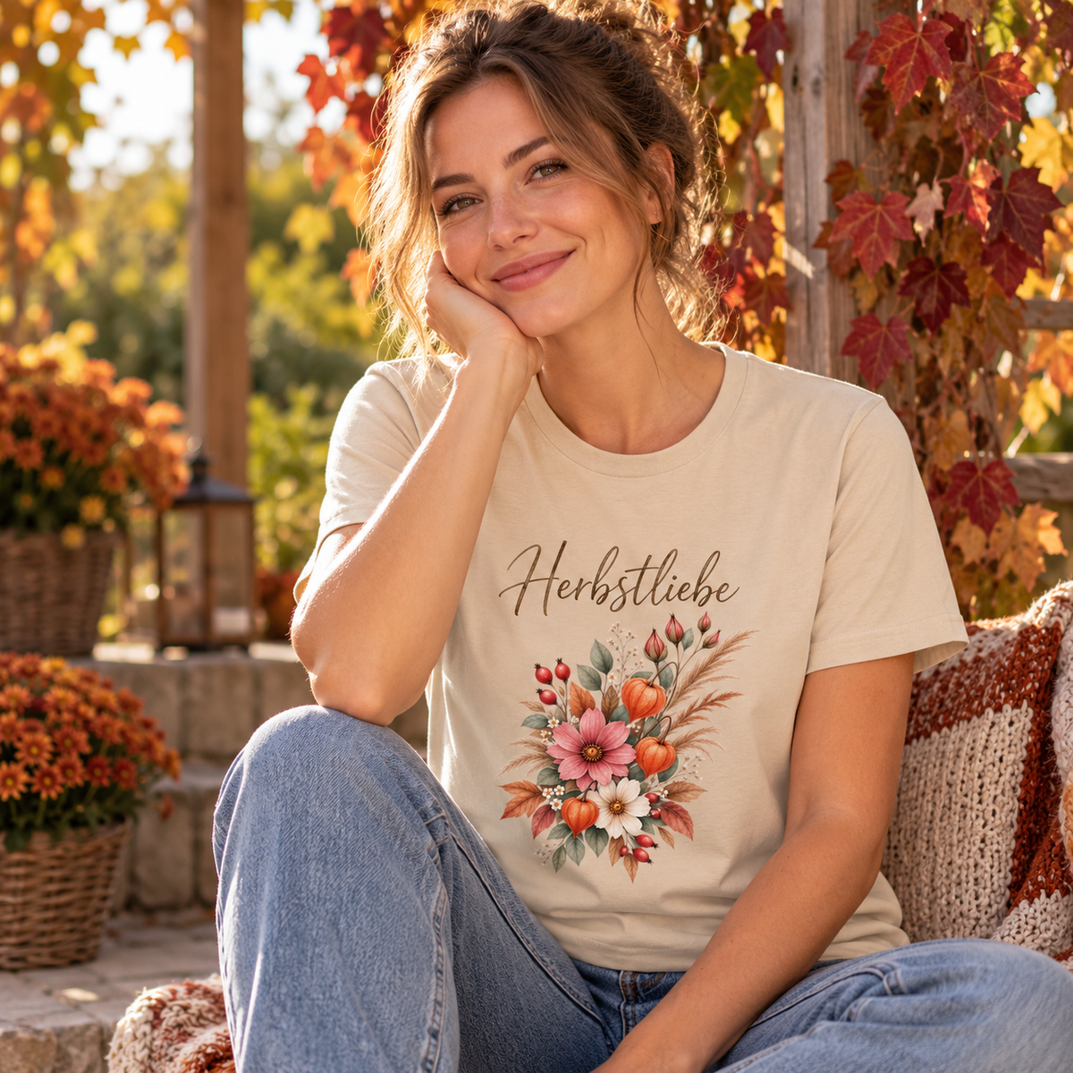 Frau im Autumn Garden Light Essential T-Shirt an einer herbstlichen Gartenpergola
