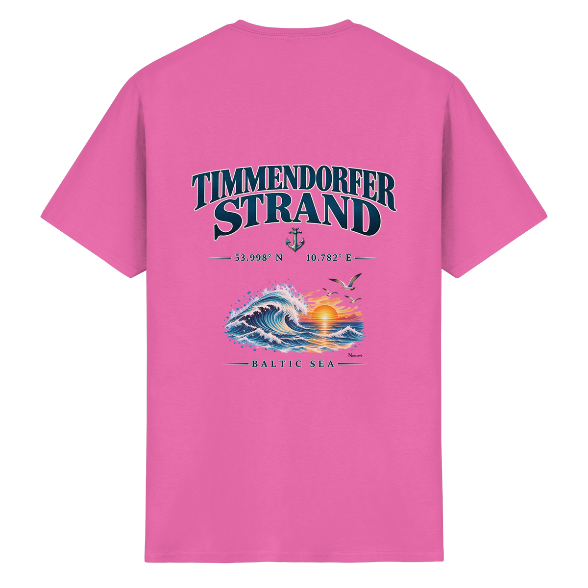 Original-Mockup 11: Unisex Essential-T-Shirt in Azalea mit Timmendorfer Strand – Baltic Sea Rückenprint.