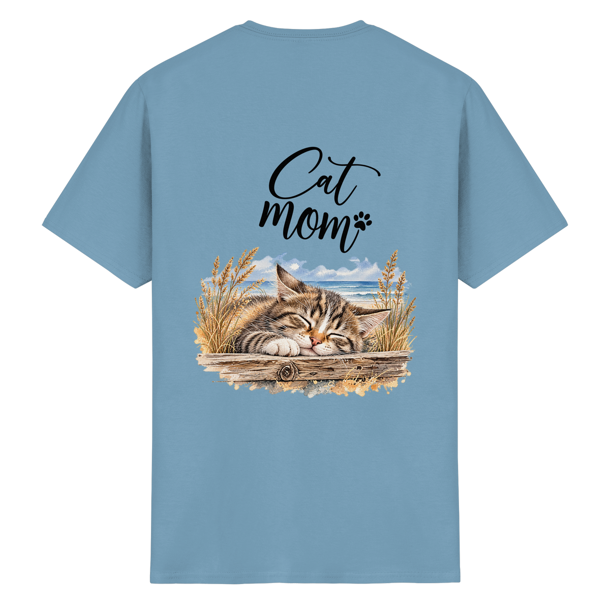 Cat Mom Heavy-Cotton-T-Shirt in Carolina Blue – Originalansicht mit schlafender Katze und Küstenmotiv als Rückenprint.