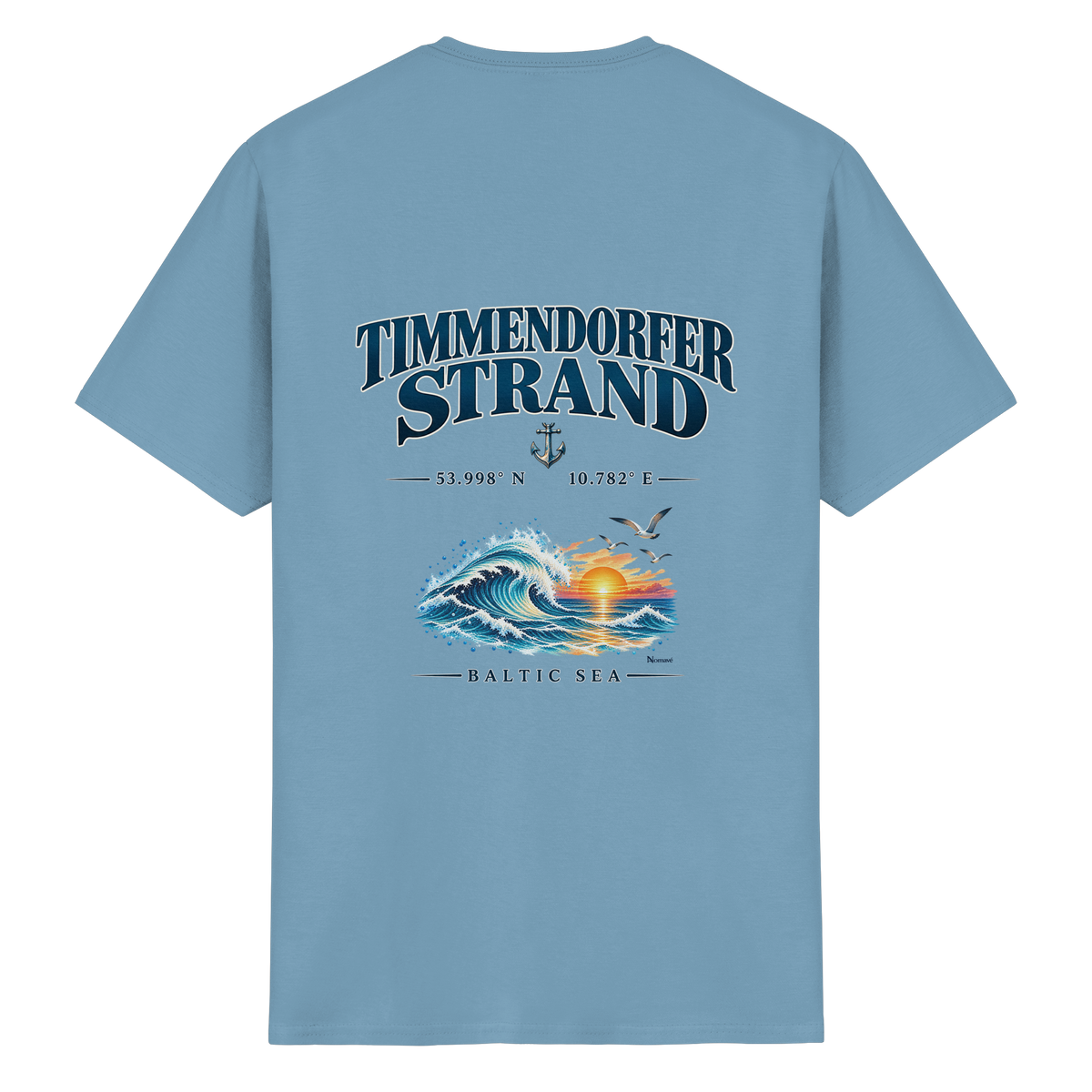 Original-Mockup 8: Unisex Essential-T-Shirt in Carolina Blue mit Timmendorfer Strand – Baltic Sea Rückenprint.