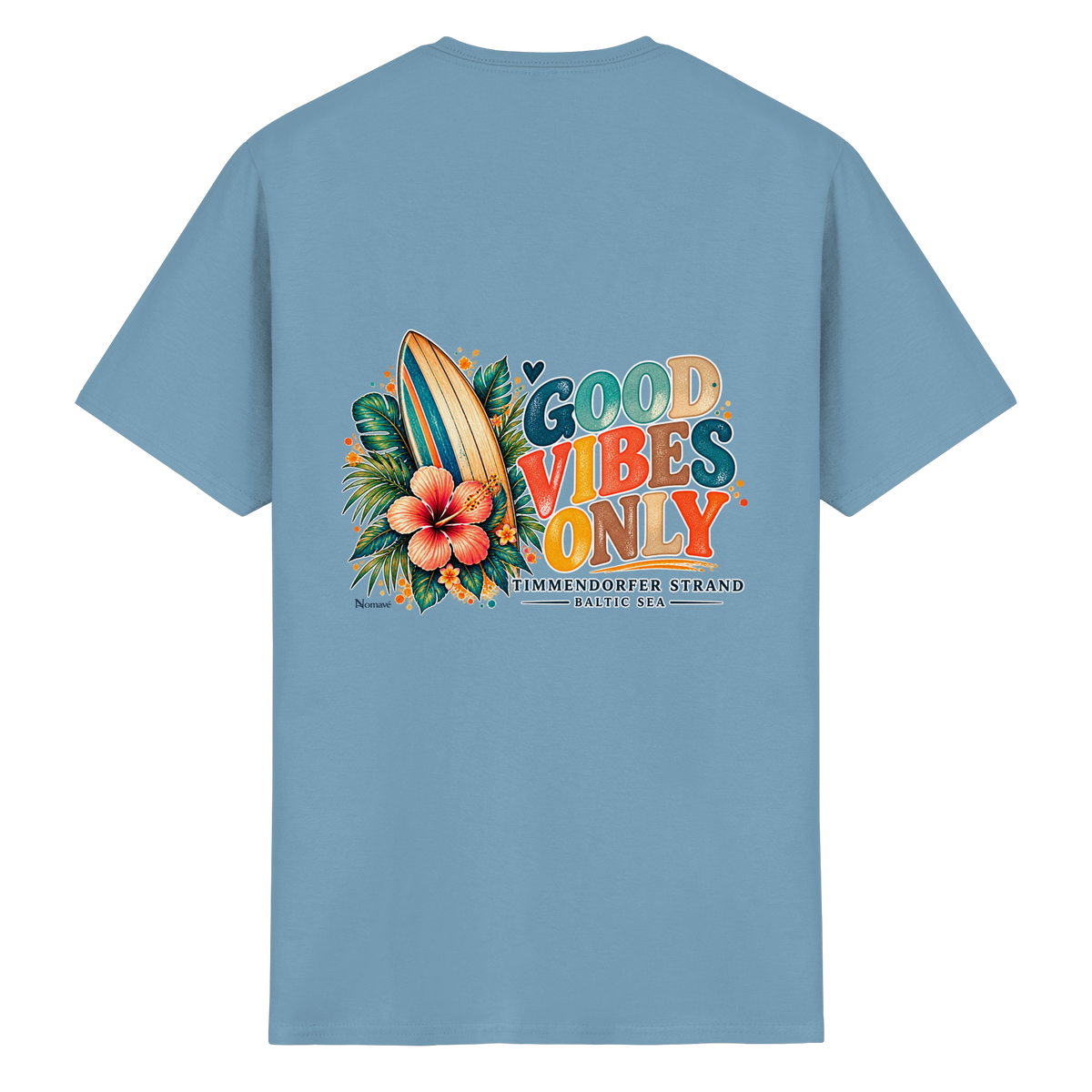 Original-Rückansicht 11: Unisex Essential T-Shirt in Carolina Blue mit Timmendorfer-Surf-Vibes-Rückenprint, Surfboard, Hibiskusblüten und Baltic-Sea-Schriftzug.
