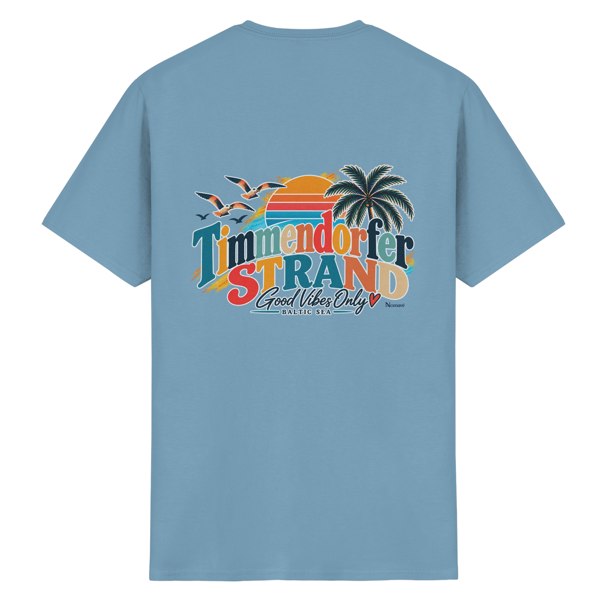 Essential T-Shirt in Carolina Blue, Katalog-Rückansicht mit Timmendorfer-Strand-Good-Vibes-Only-Rückenprint.