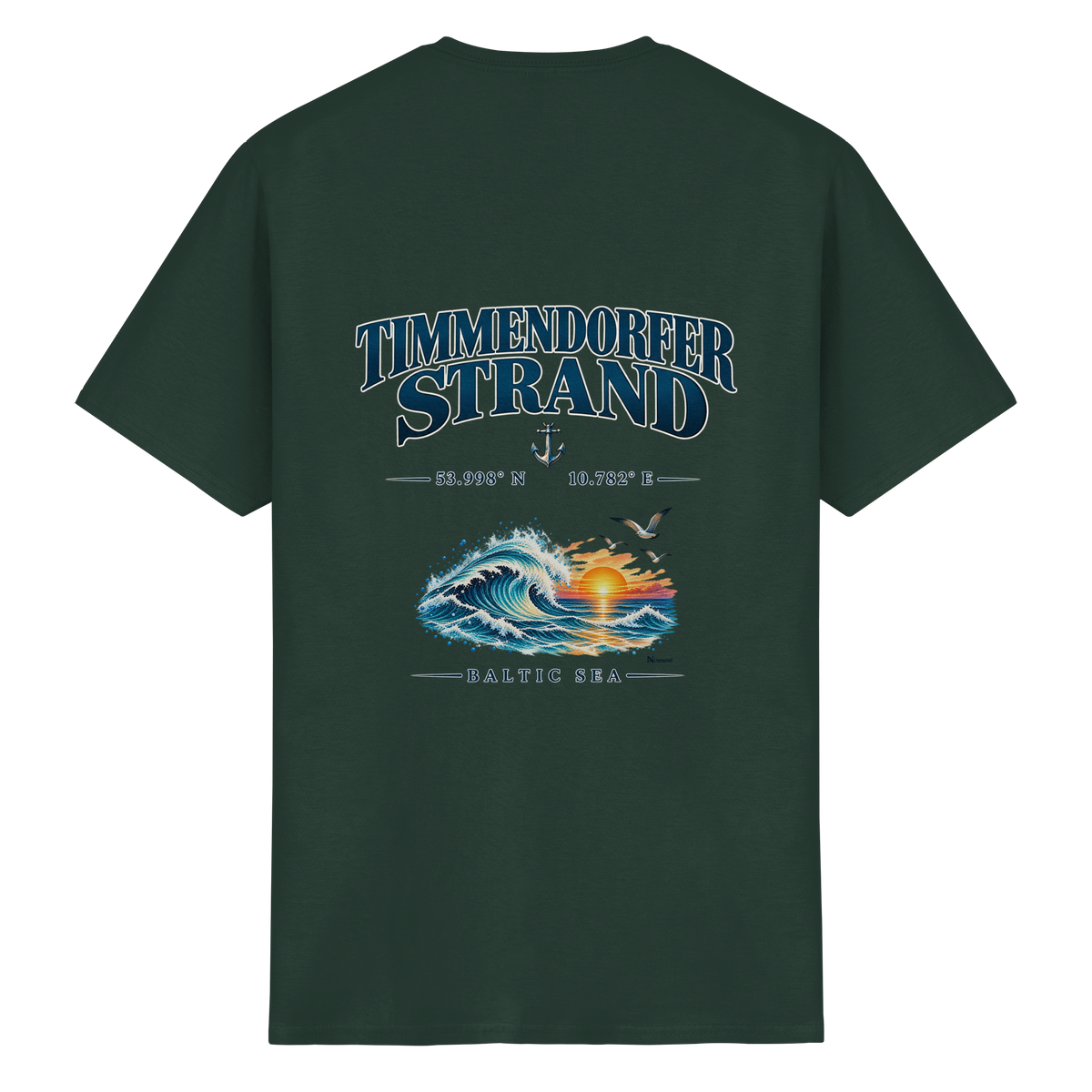 Original-Mockup 15: Unisex Essential-T-Shirt in Forest Green mit Timmendorfer Strand – Baltic Sea Rückenprint.