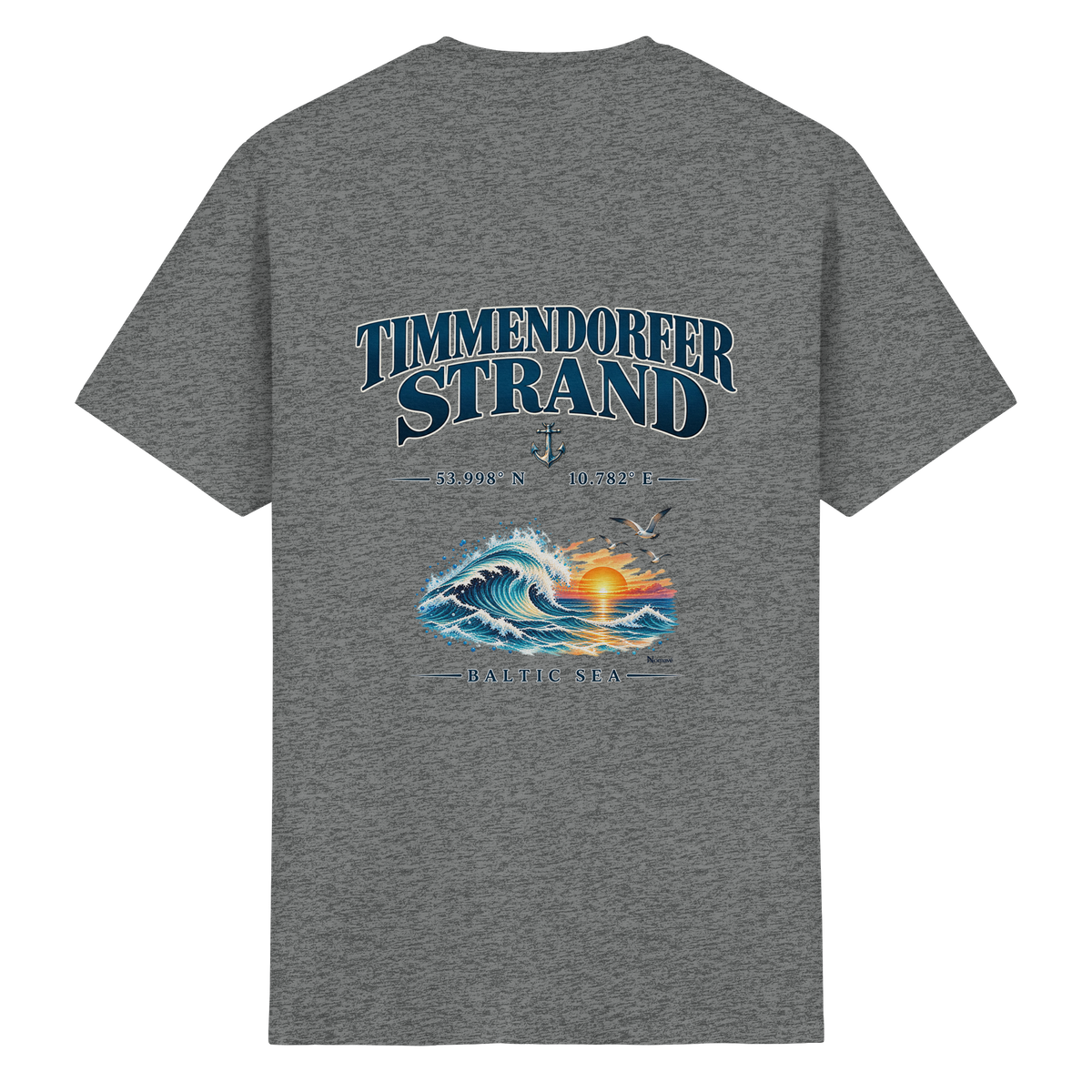 Original-Mockup 4: Unisex Essential-T-Shirt in Graphite Heather mit Timmendorfer Strand – Baltic Sea Rückenprint.