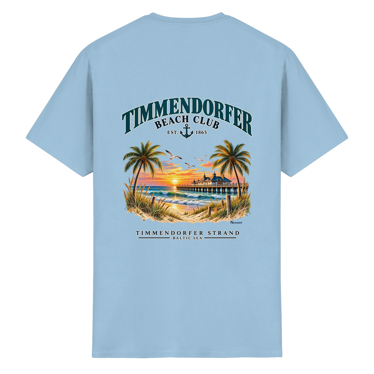 Original-Produktmockup: Essential Unisex-T-Shirt in Light Blue, Rückansicht mit Timmendorfer-Beach-Club-Motiv und dem Schriftzug Timmendorfer Strand – Baltic Sea.