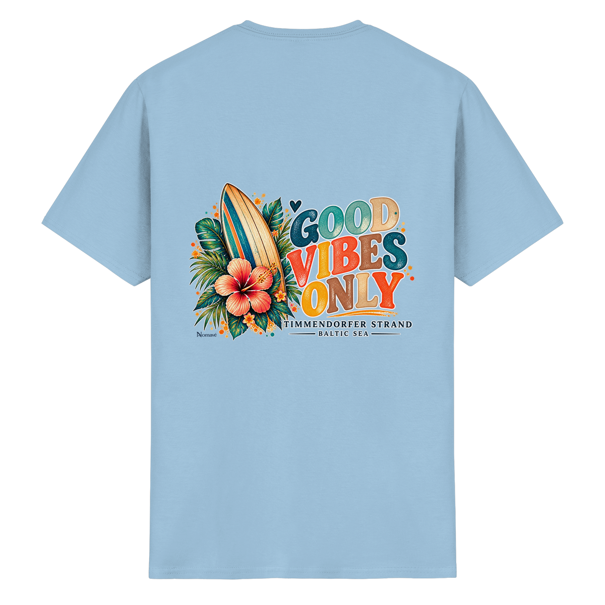 Original-Rückansicht 4: Unisex Essential T-Shirt in Light Blue mit Timmendorfer-Surf-Vibes-Rückenprint, Surfboard, Hibiskusblüten und Baltic-Sea-Schriftzug.