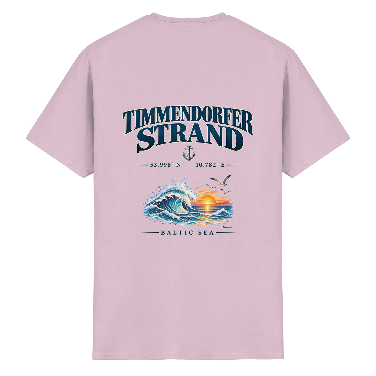 Original-Mockup 9: Unisex Essential-T-Shirt in Light Pink mit Timmendorfer Strand – Baltic Sea Rückenprint.