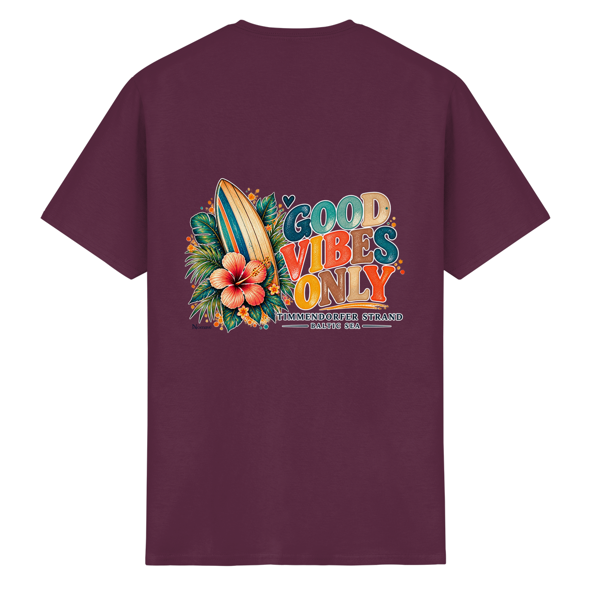 Original-Rückansicht 9: Unisex Essential T-Shirt in Maroon mit Timmendorfer-Surf-Vibes-Rückenprint, Surfboard, Hibiskusblüten und Baltic-Sea-Schriftzug.