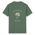 Koh Phangan Mini Palm – Essential T-Shirt – Backprint – Originalmockup in Military Green, Produktansicht 1