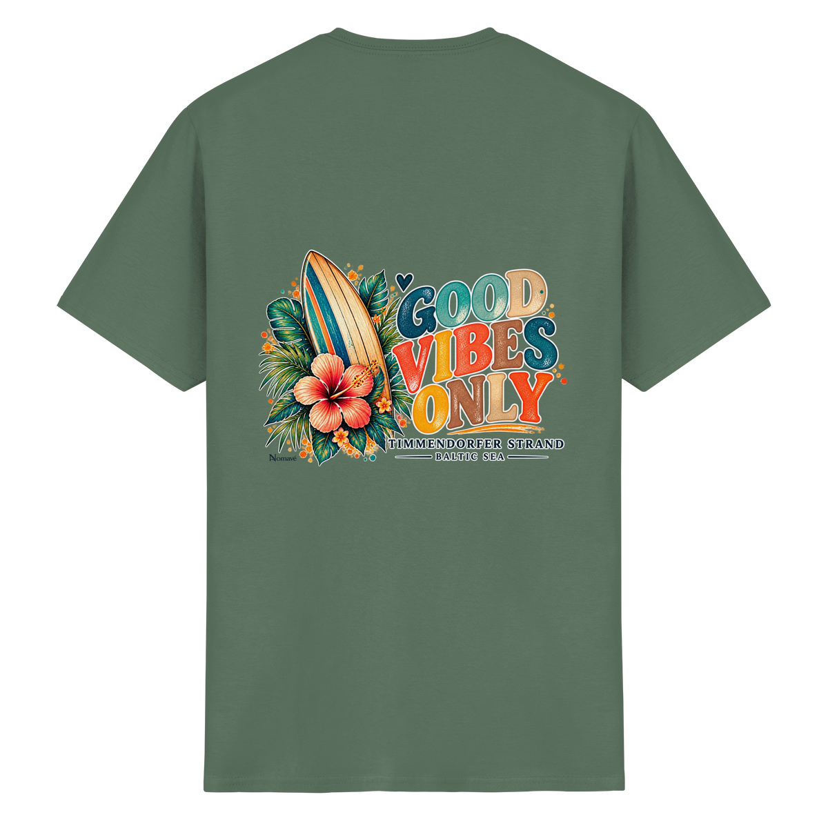 Original-Rückansicht 12: Unisex Essential T-Shirt in Military Green mit Timmendorfer-Surf-Vibes-Rückenprint, Surfboard, Hibiskusblüten und Baltic-Sea-Schriftzug.
