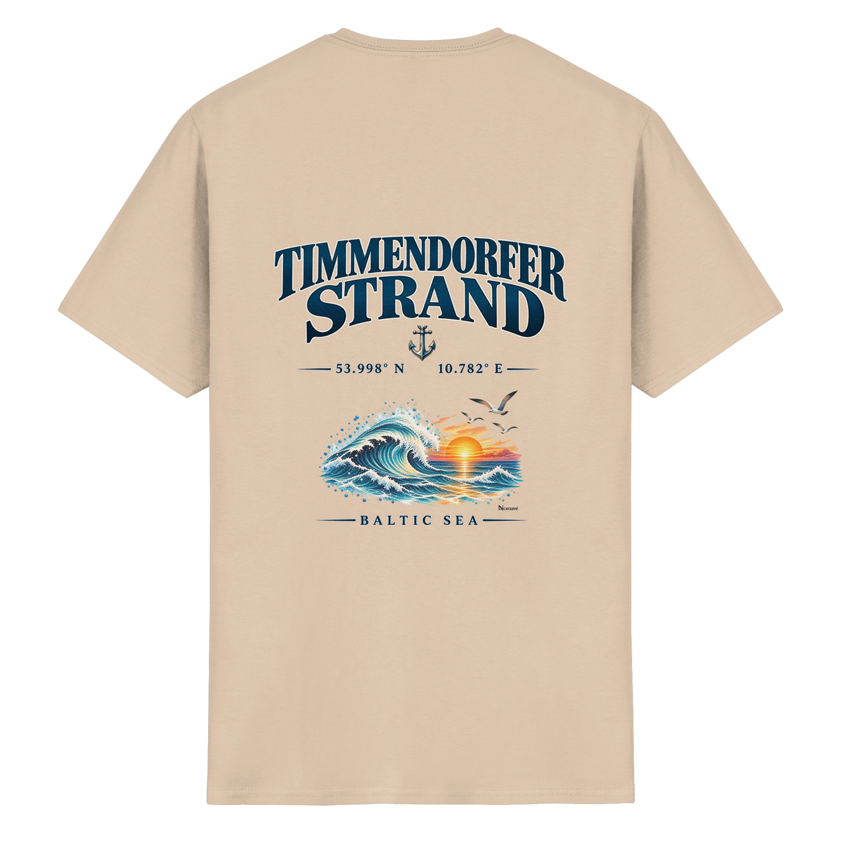 Original-Mockup 1: Unisex Essential-T-Shirt in Natural mit Timmendorfer Strand – Baltic Sea Rückenprint.