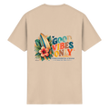Original-Rückansicht 1: Unisex Essential T-Shirt in Natural mit Timmendorfer-Surf-Vibes-Rückenprint, Surfboard, Hibiskusblüten und Baltic-Sea-Schriftzug.