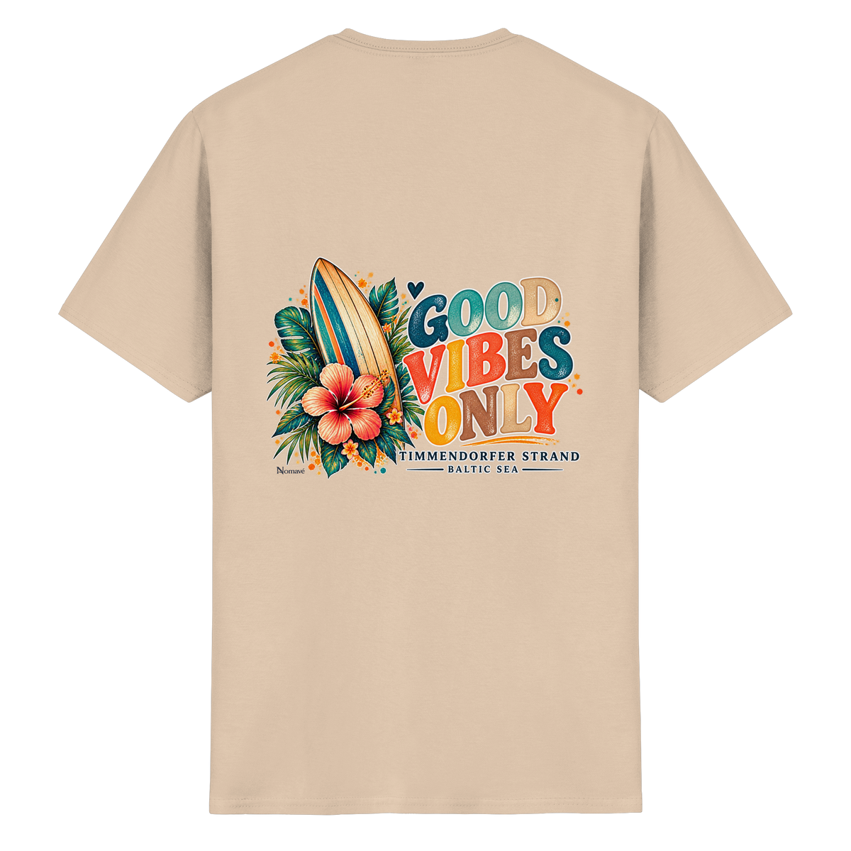 Original-Rückansicht 1: Unisex Essential T-Shirt in Natural mit Timmendorfer-Surf-Vibes-Rückenprint, Surfboard, Hibiskusblüten und Baltic-Sea-Schriftzug.