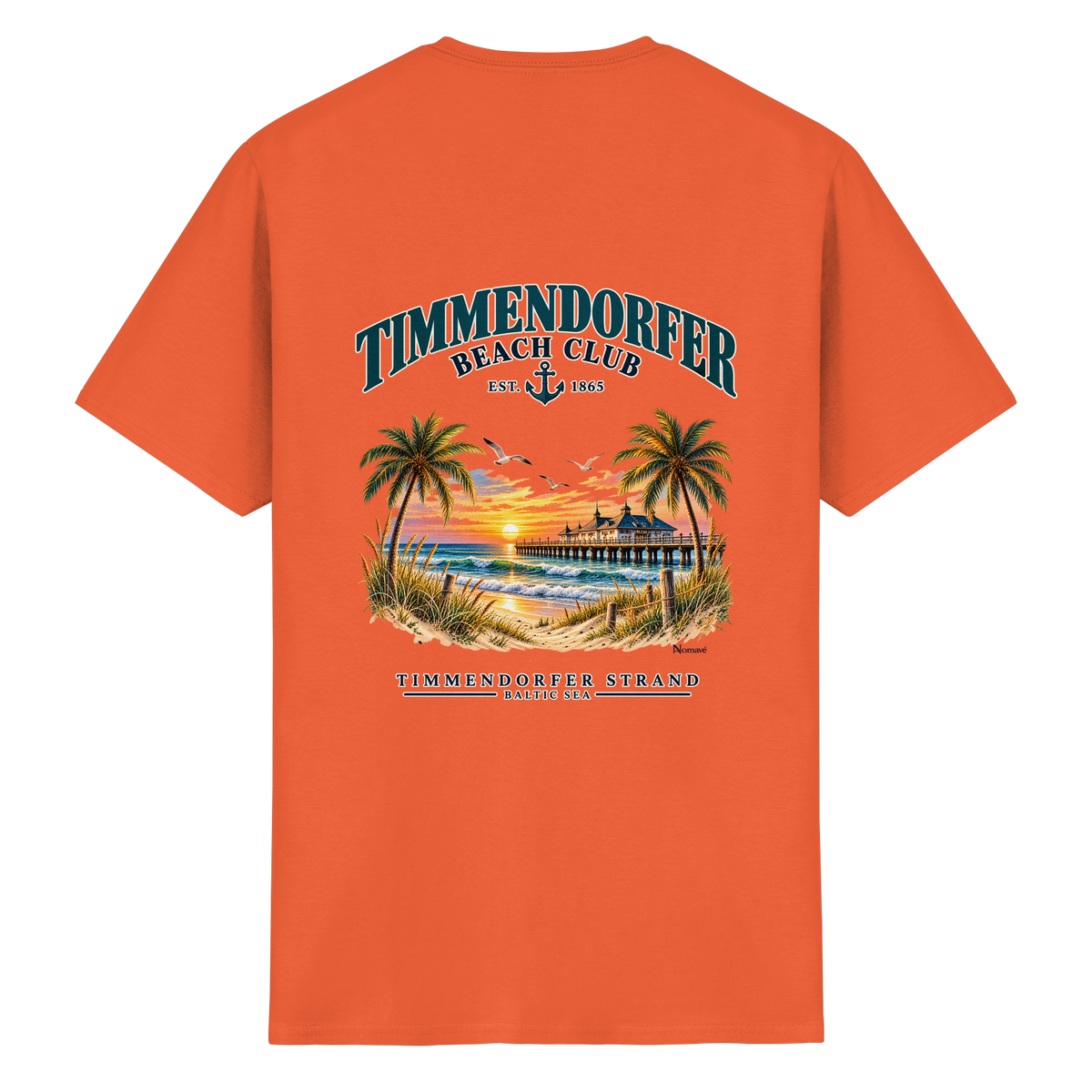 Original-Produktmockup: Essential Unisex-T-Shirt in Orange, Rückansicht mit Timmendorfer-Beach-Club-Motiv und dem Schriftzug Timmendorfer Strand – Baltic Sea.