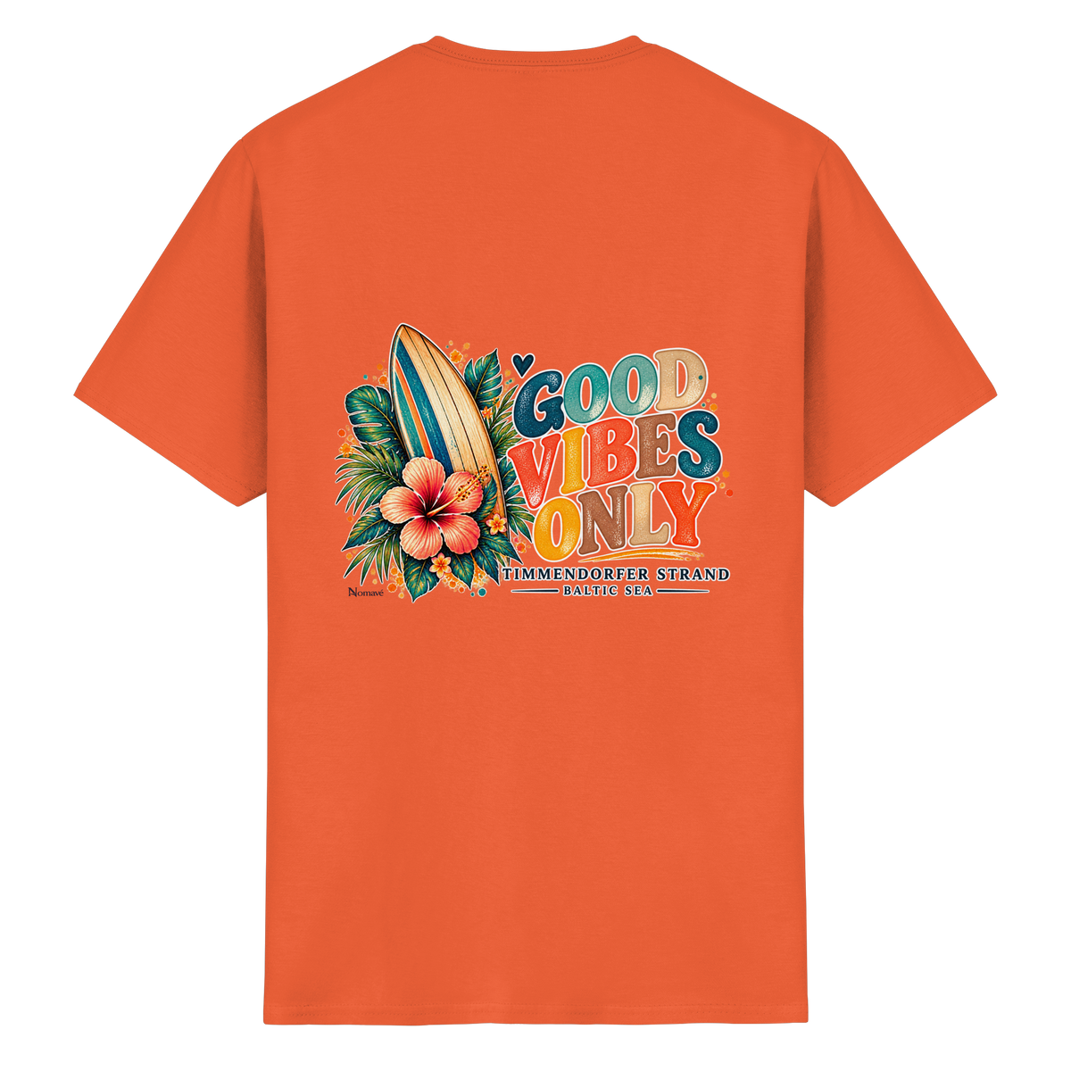 Original-Rückansicht 13: Unisex Essential T-Shirt in Orange mit Timmendorfer-Surf-Vibes-Rückenprint, Surfboard, Hibiskusblüten und Baltic-Sea-Schriftzug.