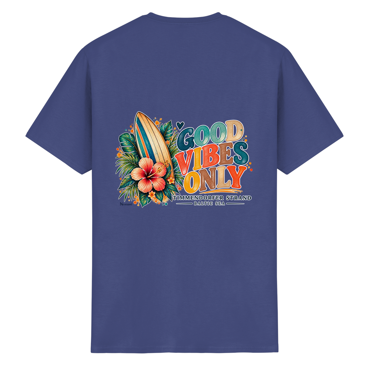 Original-Rückansicht 6: Unisex Essential T-Shirt in Purple mit Timmendorfer-Surf-Vibes-Rückenprint, Surfboard, Hibiskusblüten und Baltic-Sea-Schriftzug.