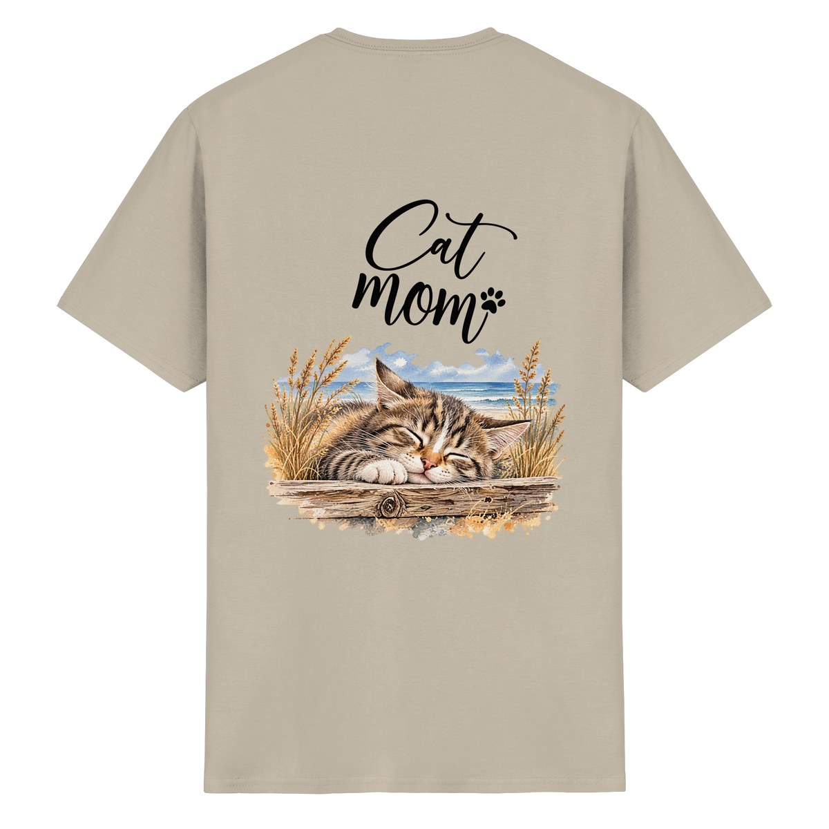 Cat Mom Heavy-Cotton-T-Shirt in Sand – Originalansicht mit schlafender Katze und Küstenmotiv als Rückenprint.