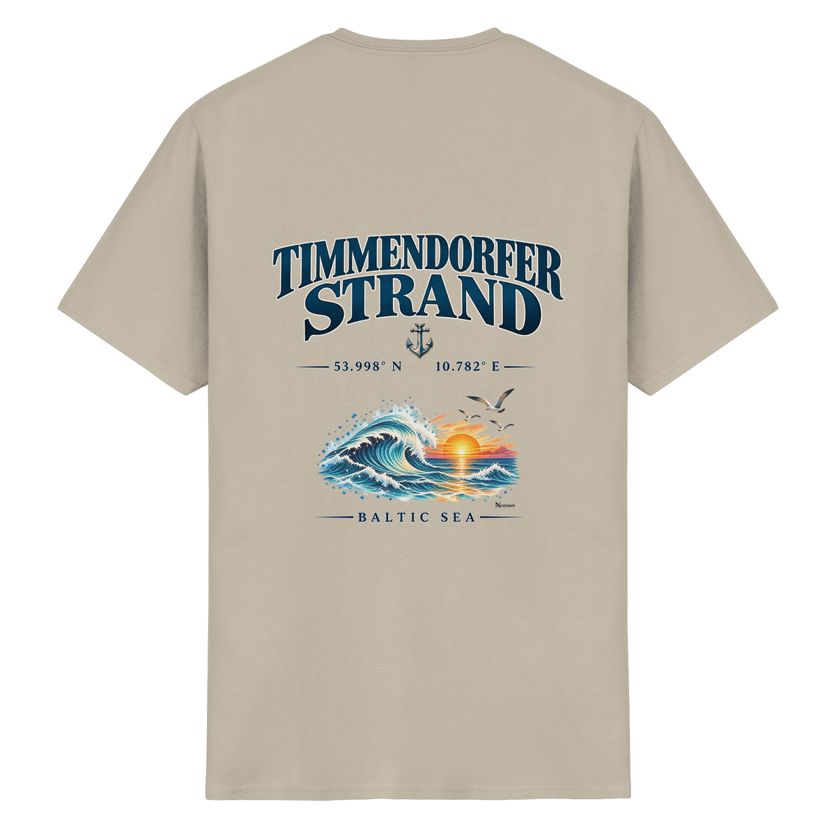 Original-Mockup 6: Unisex Essential-T-Shirt in Sand mit Timmendorfer Strand – Baltic Sea Rückenprint.
