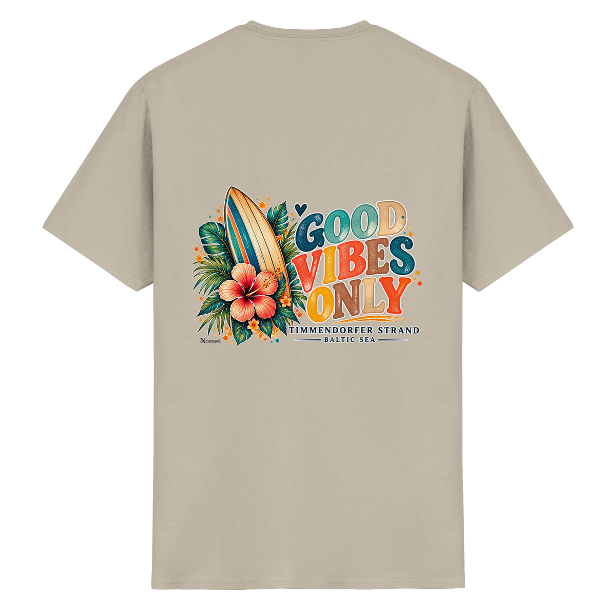 Original-Rückansicht 5: Unisex Essential T-Shirt in Sand mit Timmendorfer-Surf-Vibes-Rückenprint, Surfboard, Hibiskusblüten und Baltic-Sea-Schriftzug.