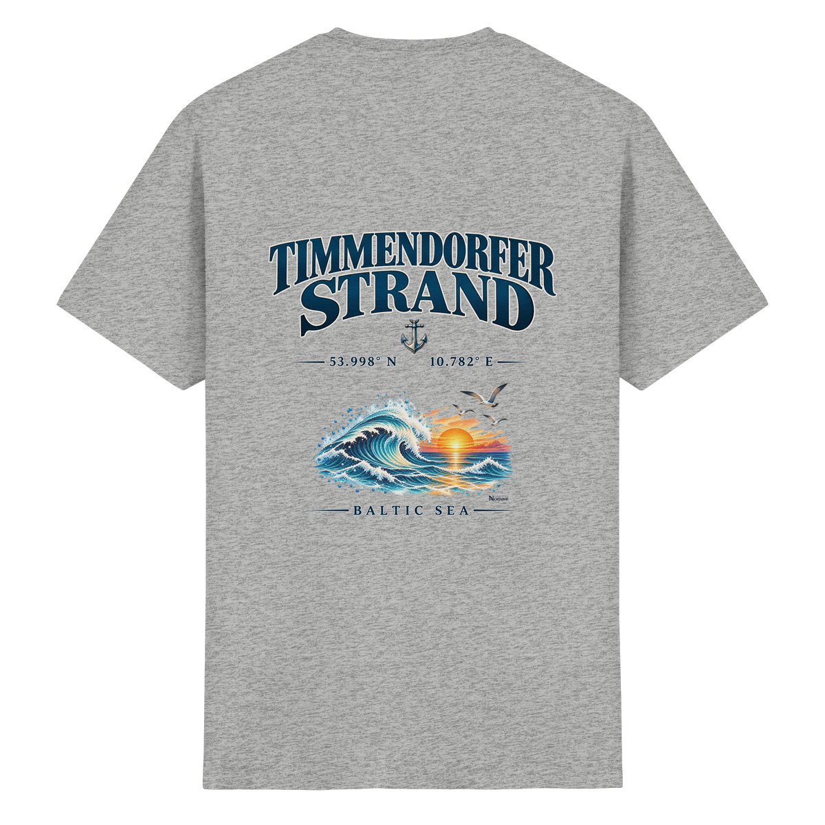 Original-Mockup 3: Unisex Essential-T-Shirt in Produktfarbe laut Abbildung mit Timmendorfer Strand – Baltic Sea Rückenprint.