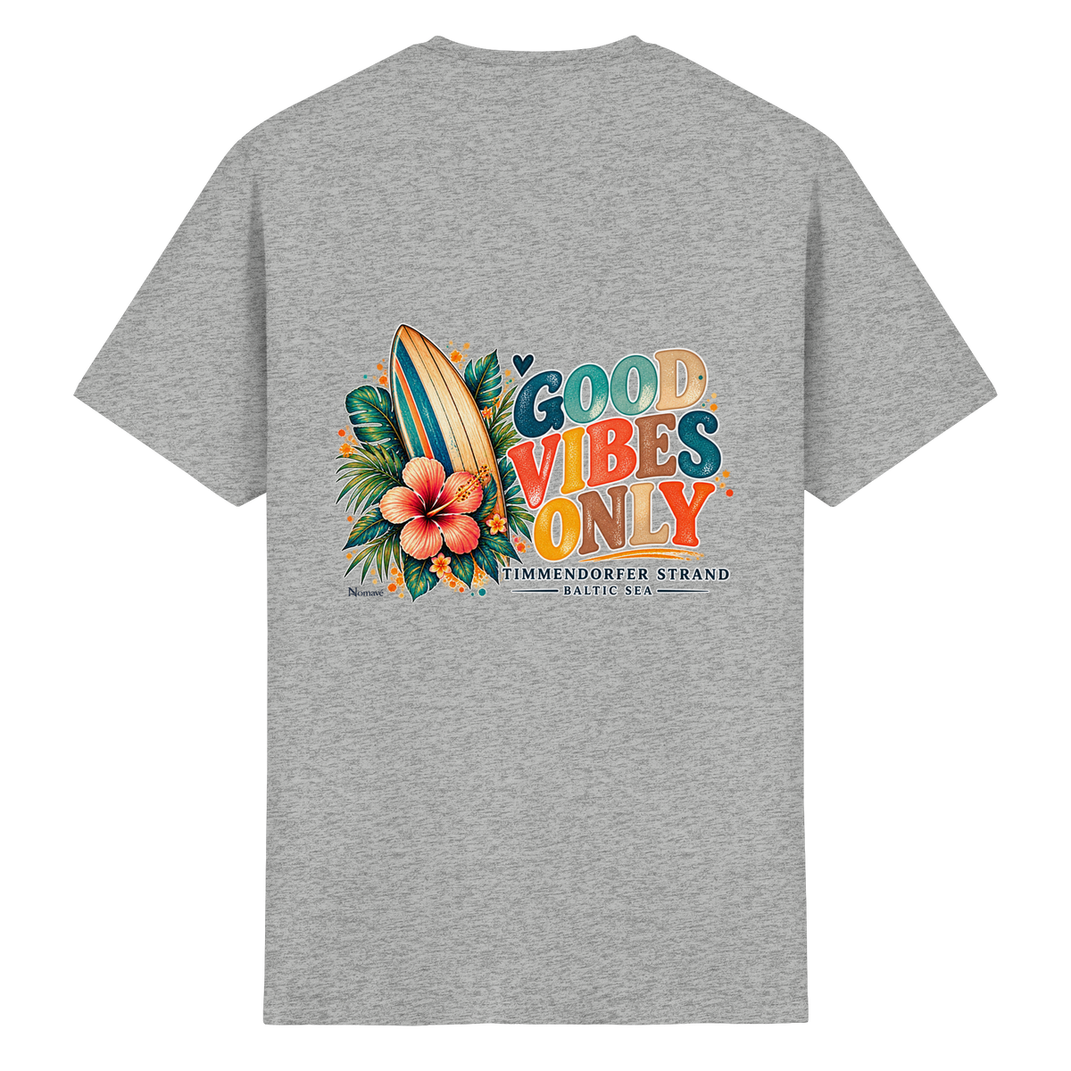 Original-Rückansicht 3: Unisex Essential T-Shirt in Sport Grey (meliert) mit Timmendorfer-Surf-Vibes-Rückenprint, Surfboard, Hibiskusblüten und Baltic-Sea-Schriftzug.