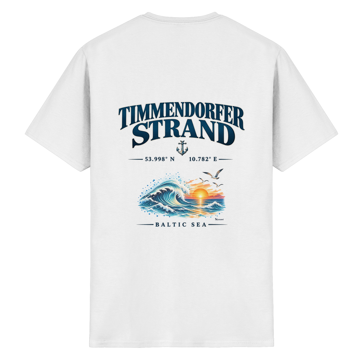 Original-Mockup 2: Unisex Essential-T-Shirt in White mit Timmendorfer Strand – Baltic Sea Rückenprint.