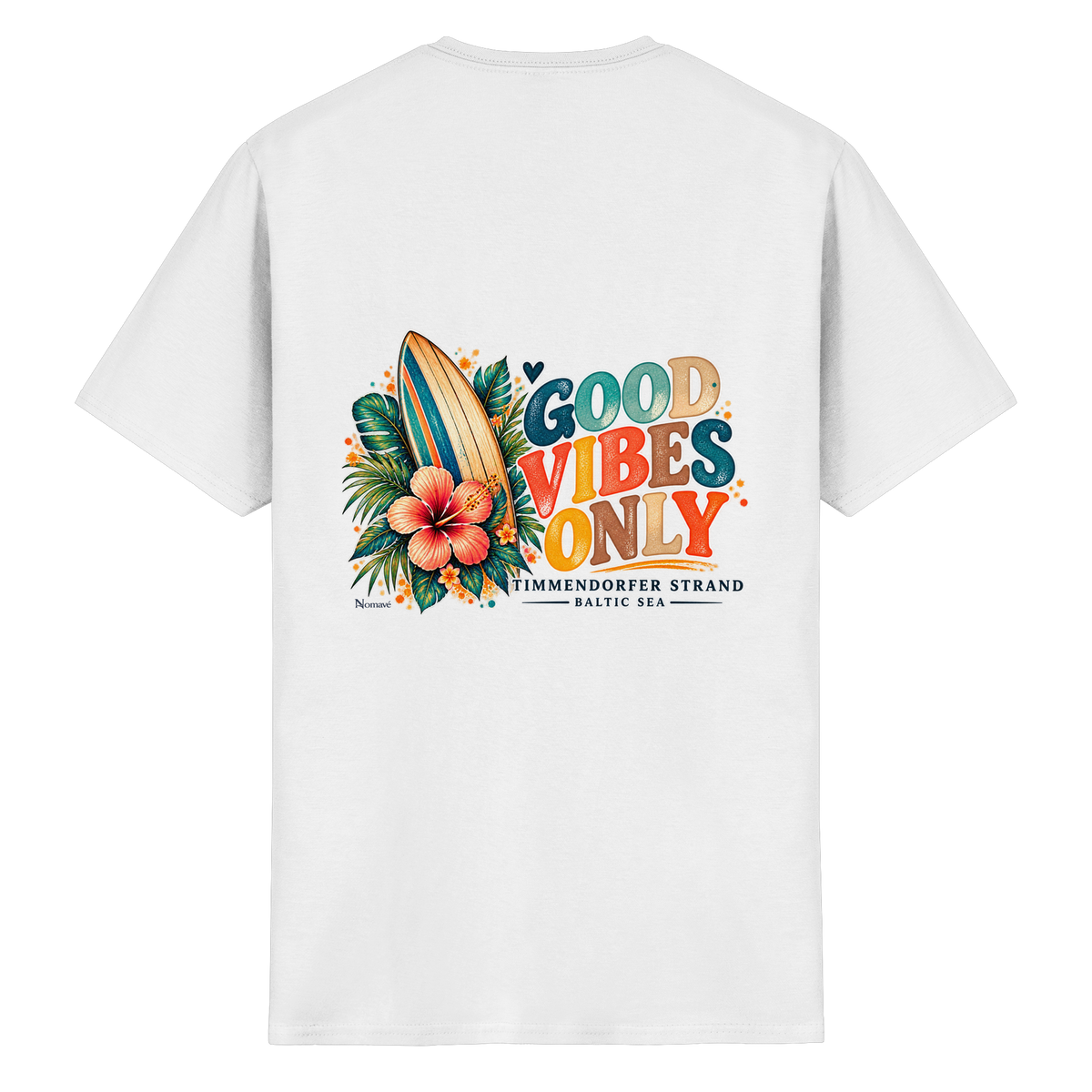 Original-Rückansicht 2: Unisex Essential T-Shirt in White mit Timmendorfer-Surf-Vibes-Rückenprint, Surfboard, Hibiskusblüten und Baltic-Sea-Schriftzug.