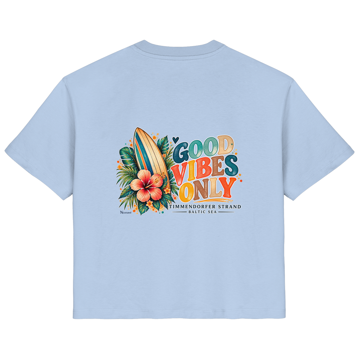 Original-Rückansicht 8: Damen Bio-T-Shirt in Blue Soul mit Timmendorfer-Surf-Vibes-Rückenprint, Surfboard, Hibiskusblüten und Baltic-Sea-Schriftzug.
