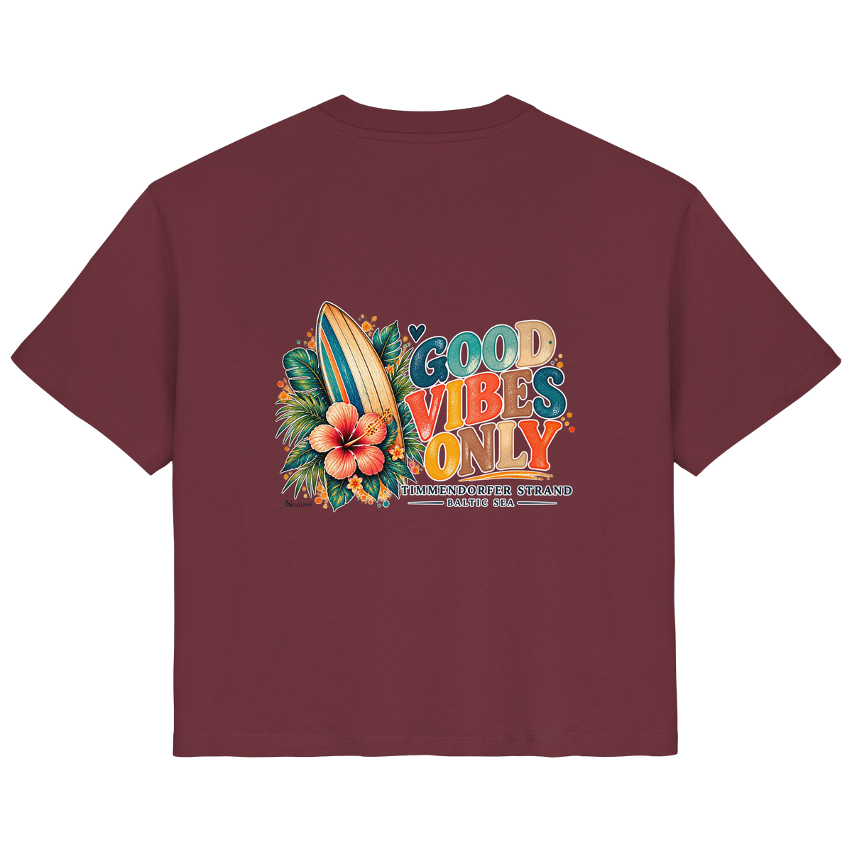 Original-Rückansicht 11: Damen Bio-T-Shirt in Burgundy mit Timmendorfer-Surf-Vibes-Rückenprint, Surfboard, Hibiskusblüten und Baltic-Sea-Schriftzug.
