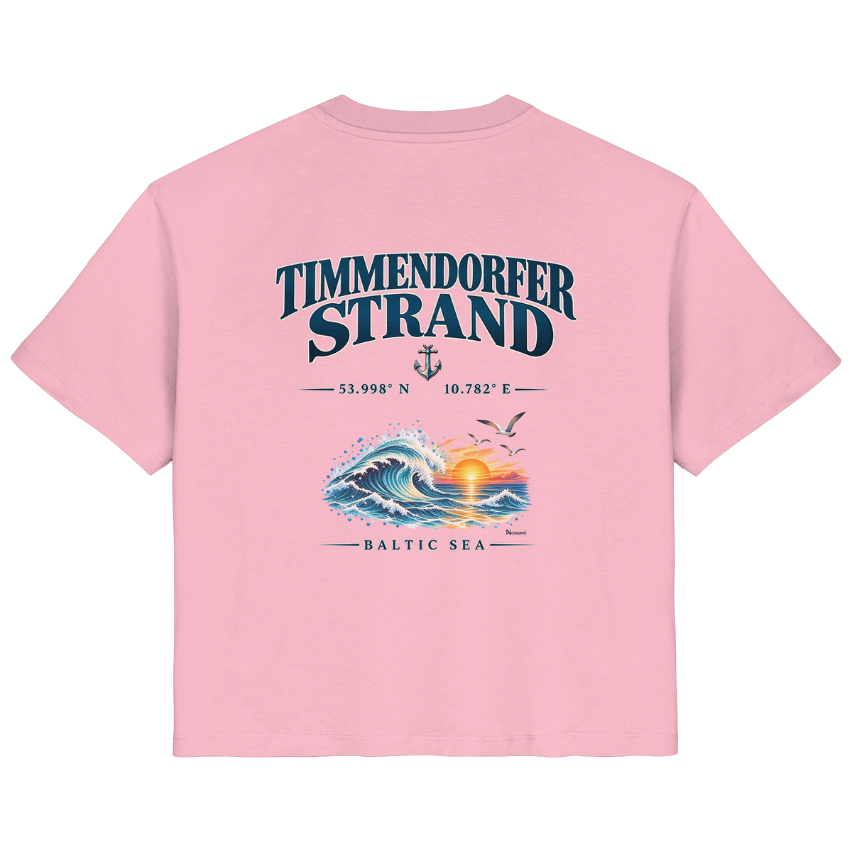 Original-Mockup 4: Damen Bio-T-Shirt in Cotton Pink mit Timmendorfer Strand – Baltic Sea Backprint.