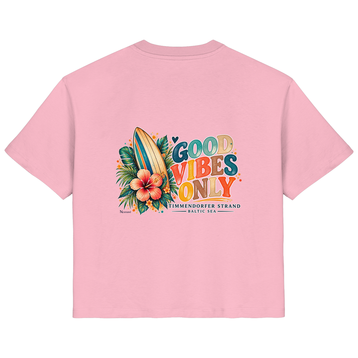 Original-Rückansicht 4: Damen Bio-T-Shirt in Cotton Pink mit Timmendorfer-Surf-Vibes-Rückenprint, Surfboard, Hibiskusblüten und Baltic-Sea-Schriftzug.