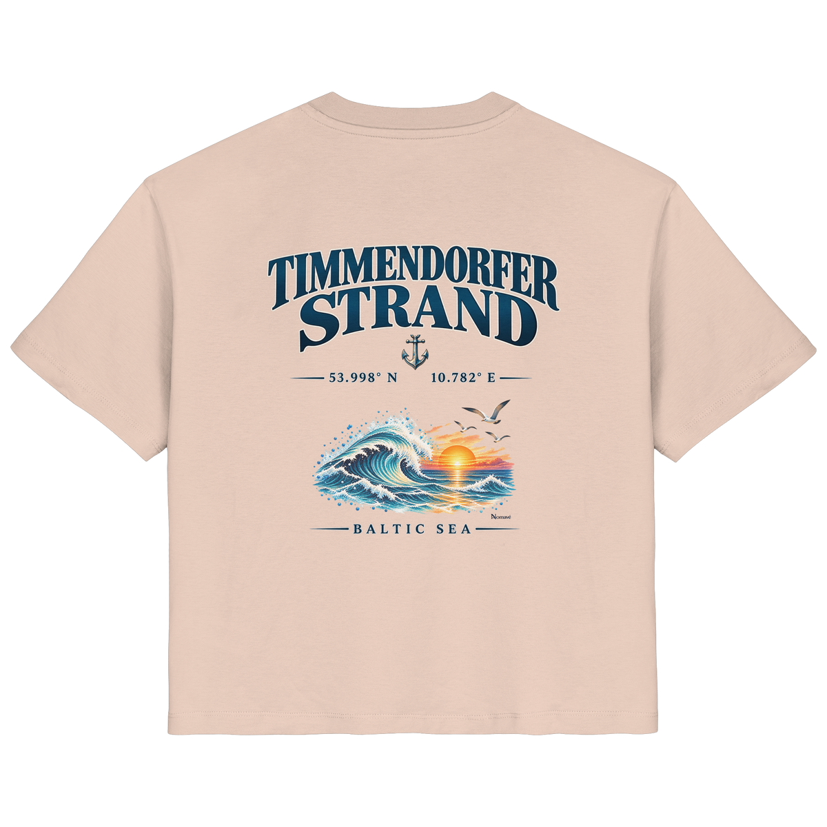 Original-Mockup 6: Damen Bio-T-Shirt in Fraiche Peche mit Timmendorfer Strand – Baltic Sea Backprint.