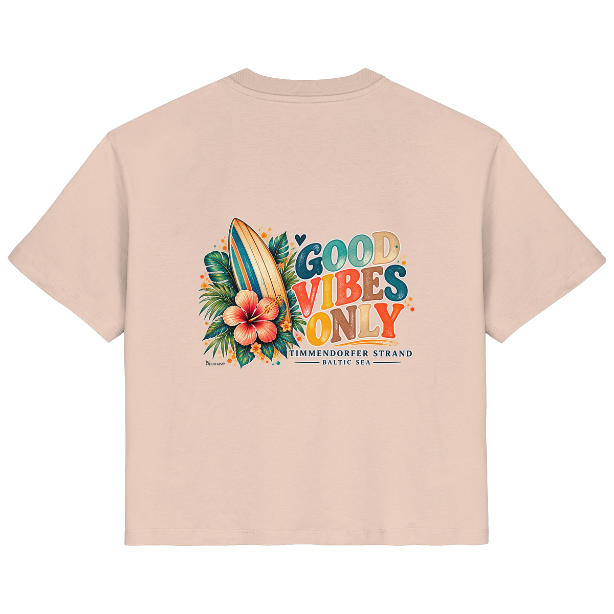 Original-Rückansicht 5: Damen Bio-T-Shirt in Fraiche Peche mit Timmendorfer-Surf-Vibes-Rückenprint, Surfboard, Hibiskusblüten und Baltic-Sea-Schriftzug.