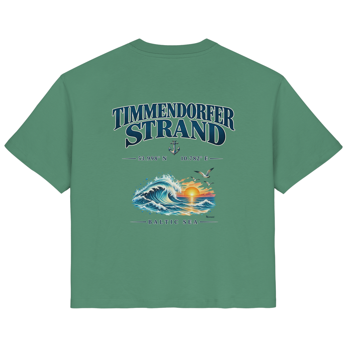 Original-Mockup 5: Damen Bio-T-Shirt in Green Bay mit Timmendorfer Strand – Baltic Sea Backprint.