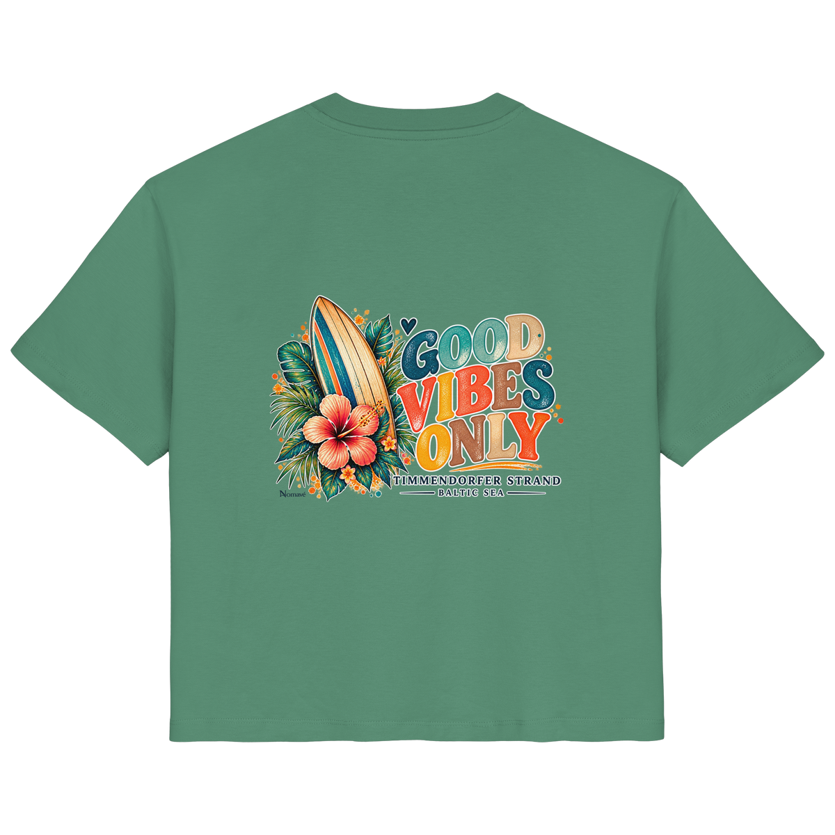Original-Rückansicht 6: Damen Bio-T-Shirt in Green Bay mit Timmendorfer-Surf-Vibes-Rückenprint, Surfboard, Hibiskusblüten und Baltic-Sea-Schriftzug.